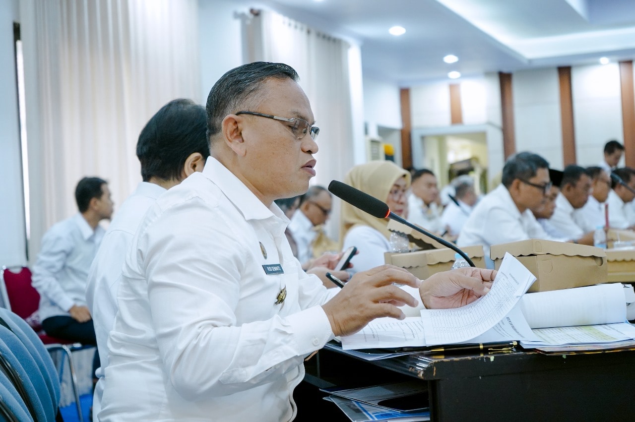 Mungkin gambar 7 orang, orang belajar, mimbar dan teks