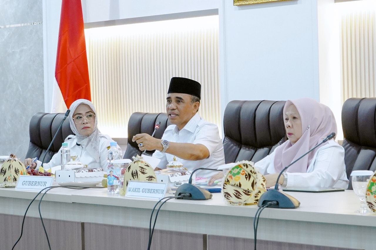 Mungkin gambar 3 orang, mimbar dan teks