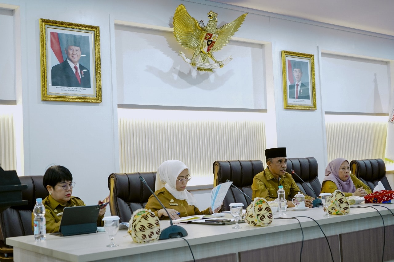 Mungkin gambar 5 orang dan Oval Office