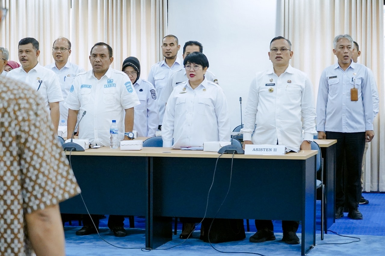 Mungkin gambar 7 orang, mimbar dan teks