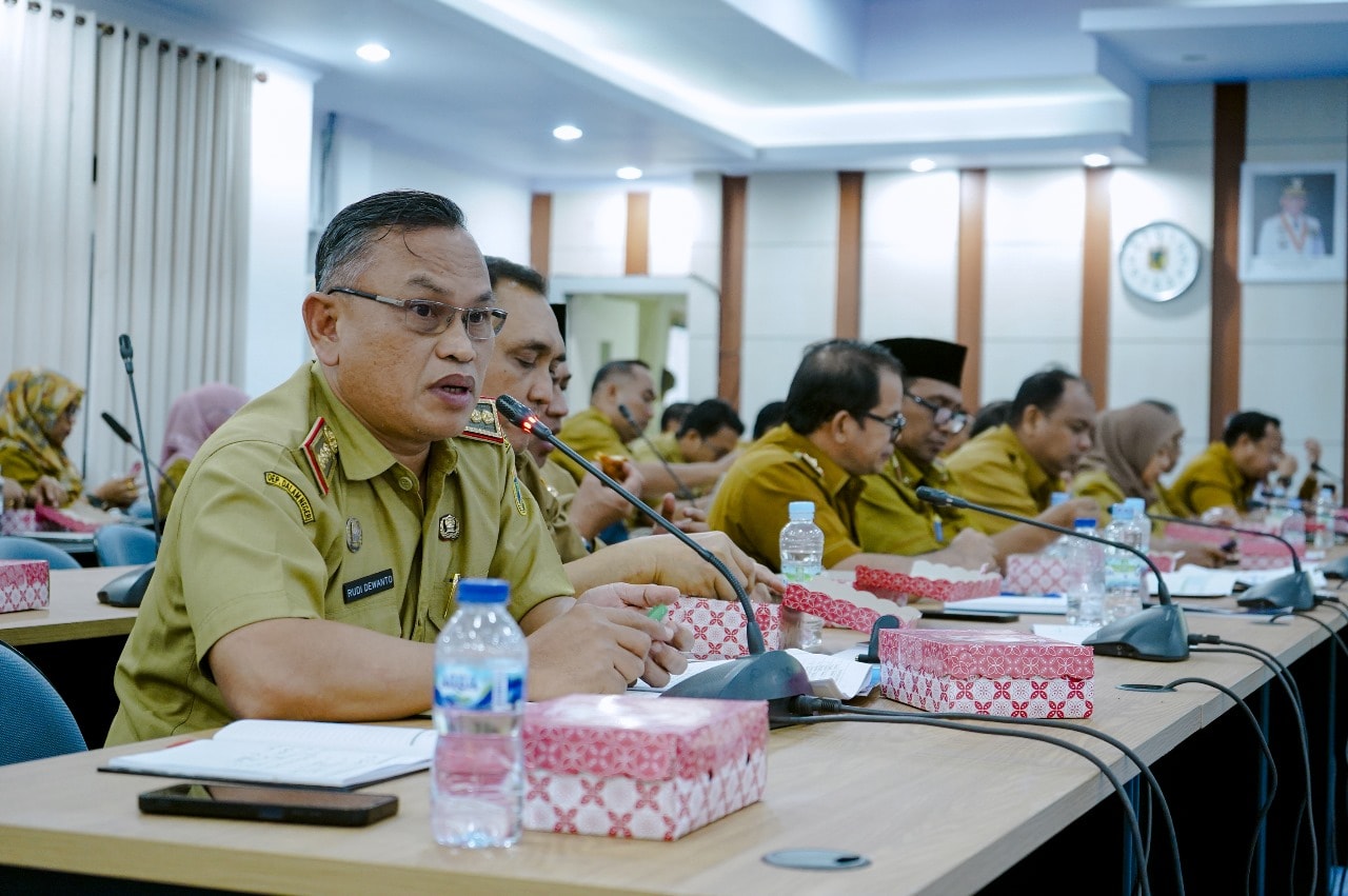 Mungkin gambar 4 orang dan teks