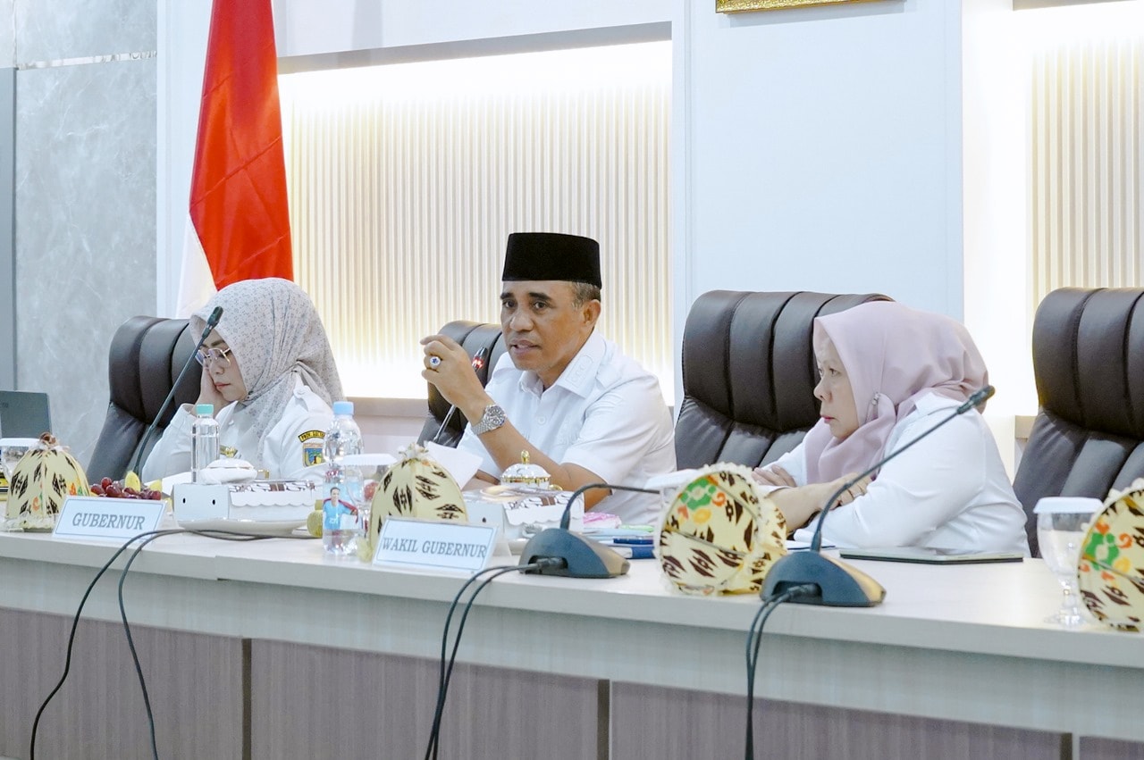 Mungkin gambar 2 orang, mimbar dan teks yang menyatakan 'GUBERNUR WAKIL IKTLGUBERNUR GUBERNUR'