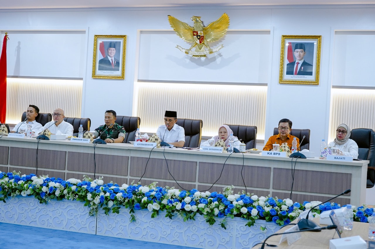 Mungkin gambar 8 orang dan mimbar