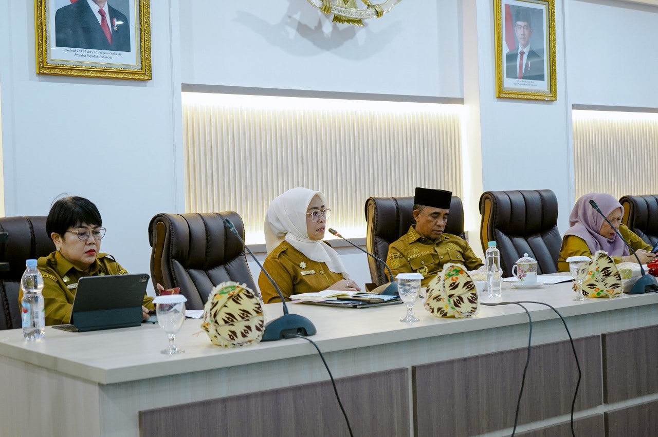 Mungkin gambar 3 orang, mimbar, newsroom dan teks