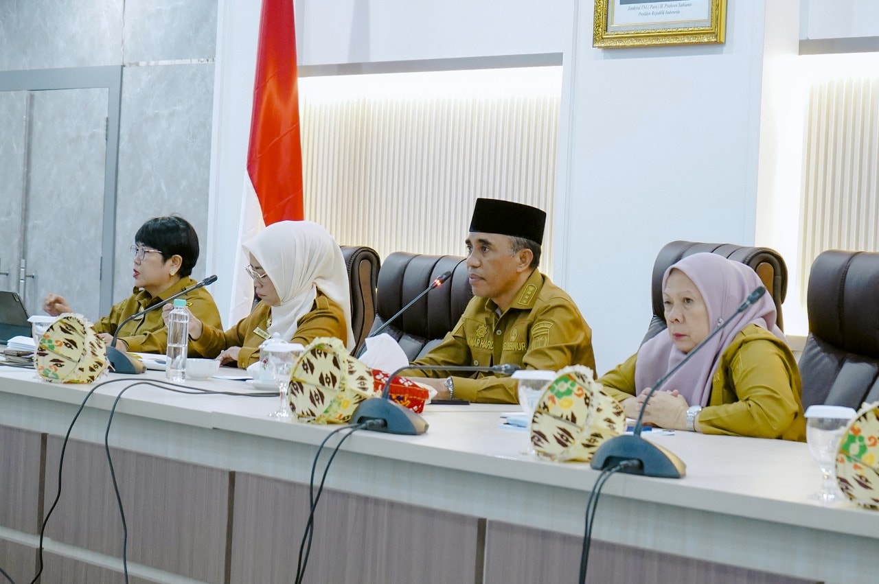 Mungkin gambar 5 orang, mimbar dan teks