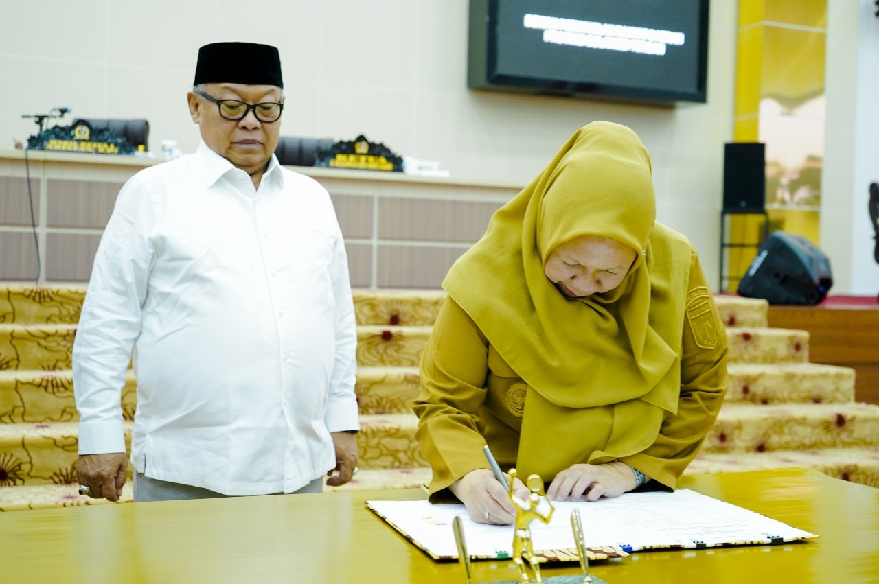 Mungkin gambar 2 orang, kerudung, mimbar dan teks
