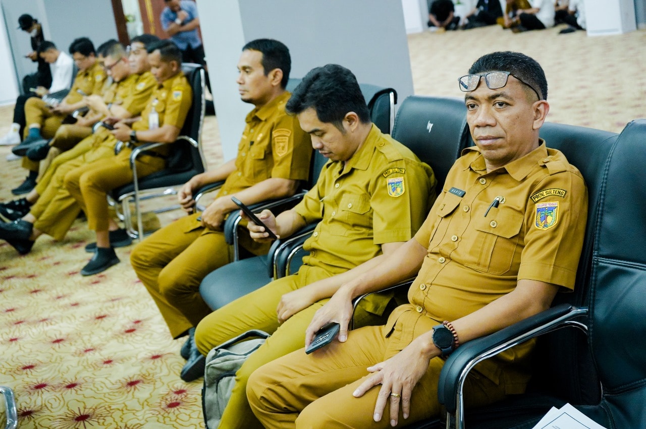 Mungkin gambar 5 orang dan teks