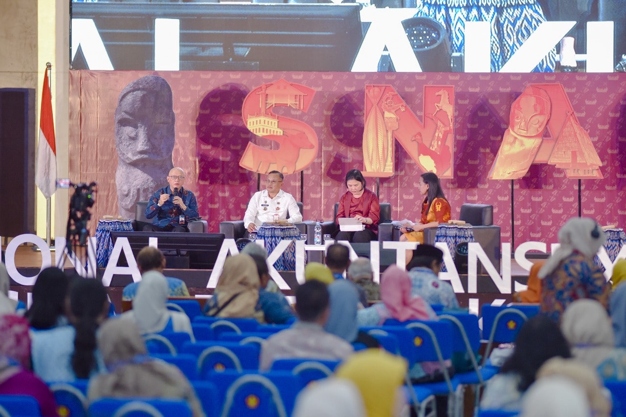 Mungkin gambar 8 orang, speaker, keramaian dan teks