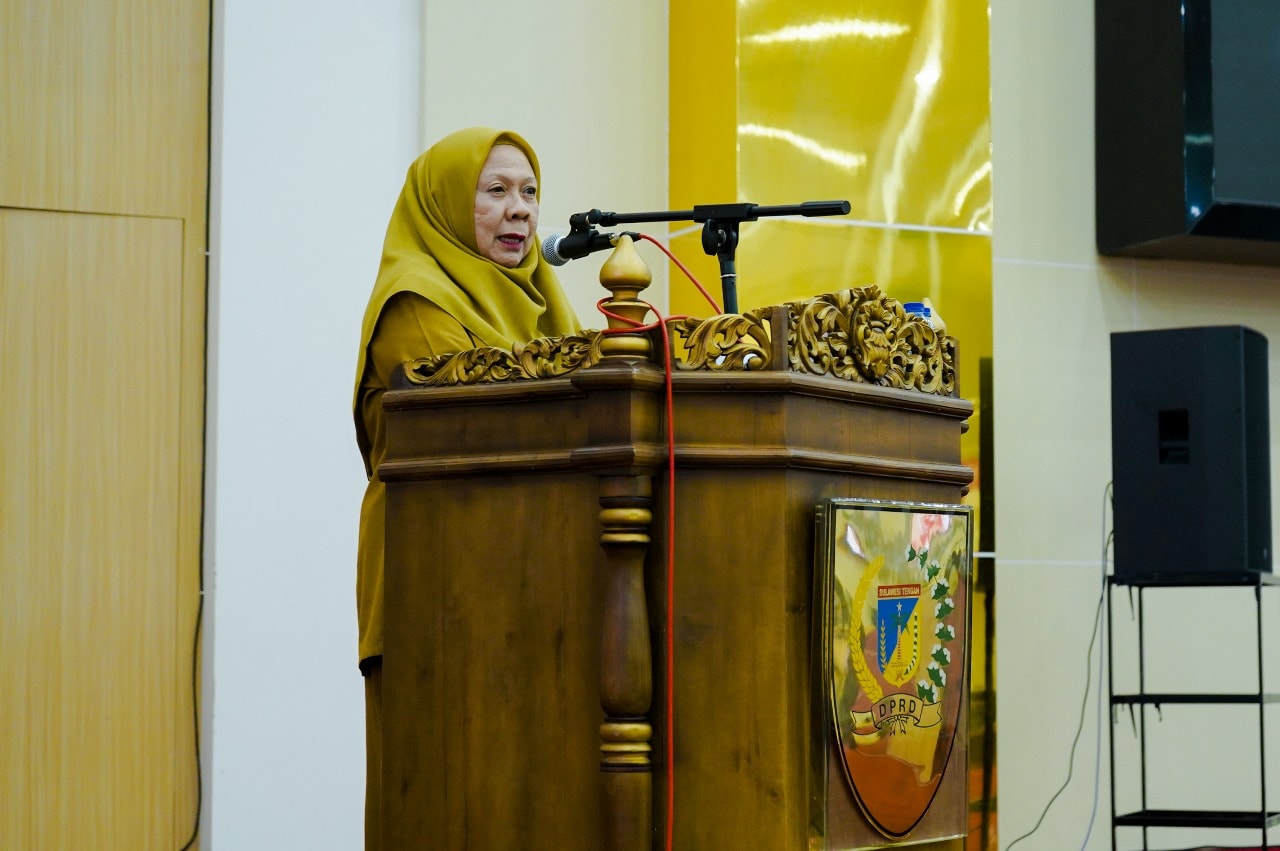 Mungkin gambar 1 orang dan mimbar