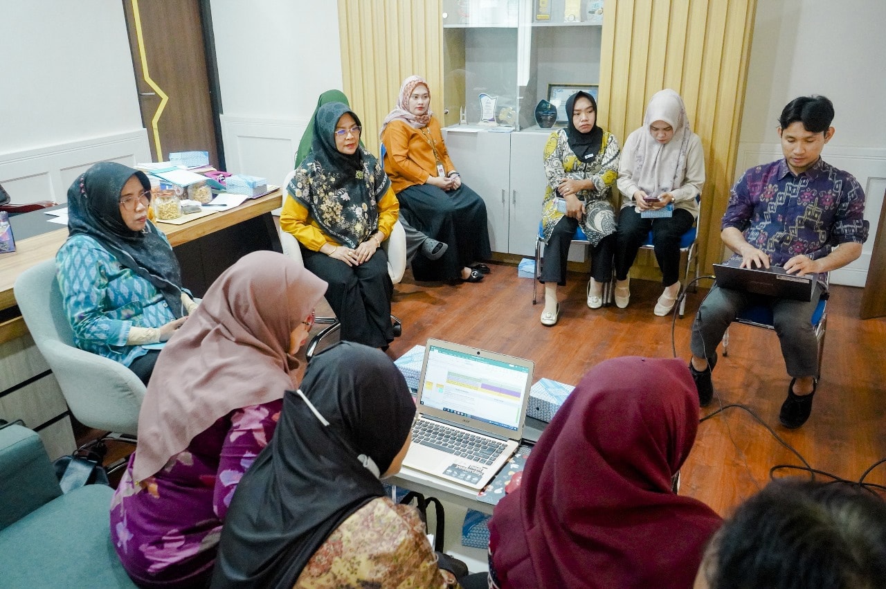 Mungkin gambar 9 orang dan teks