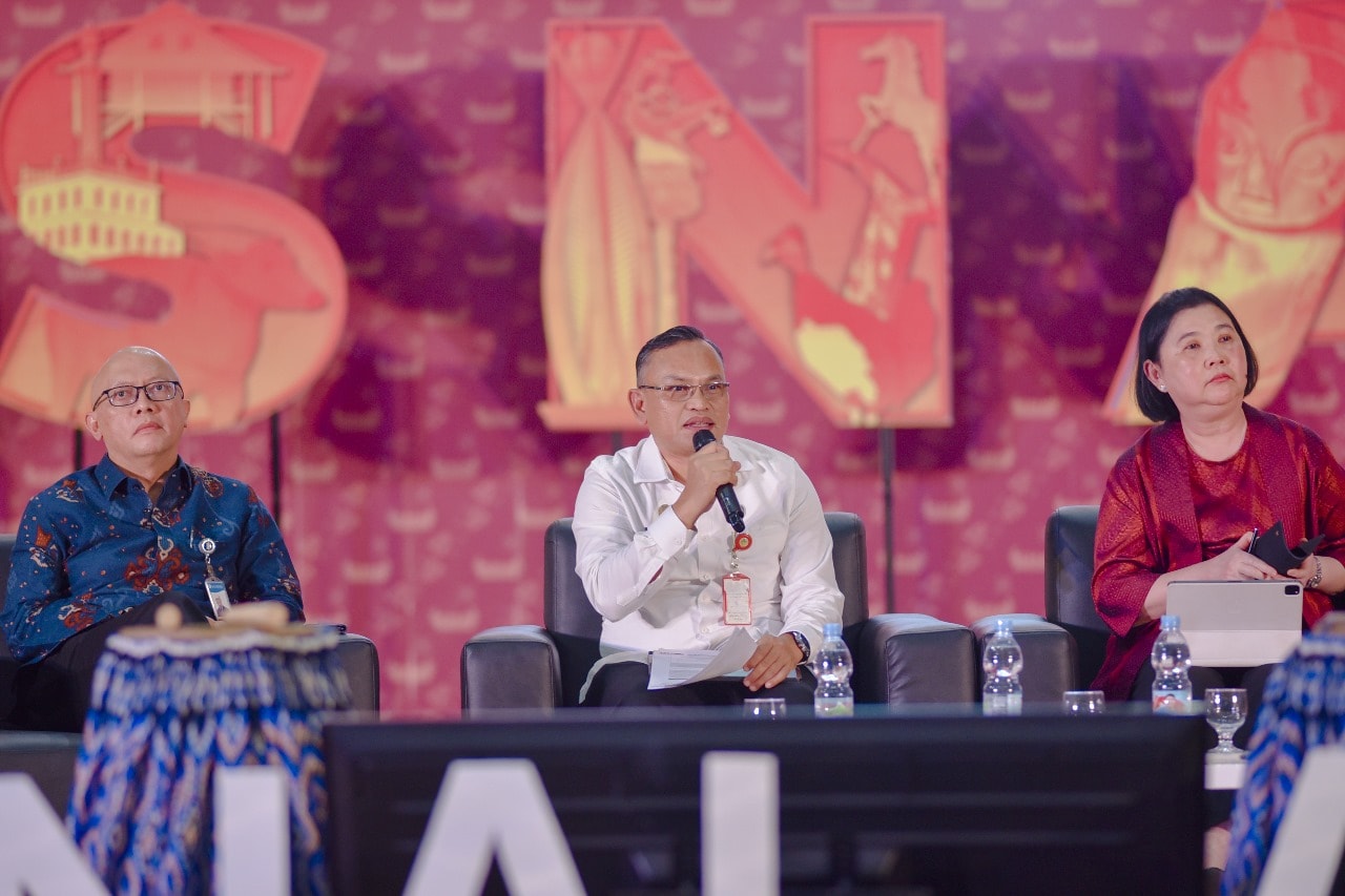 Mungkin gambar 3 orang dan teks