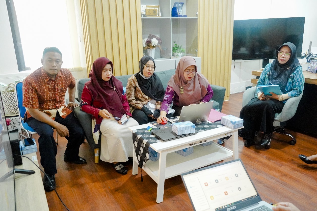 Mungkin gambar 5 orang, rumah sakit dan teks