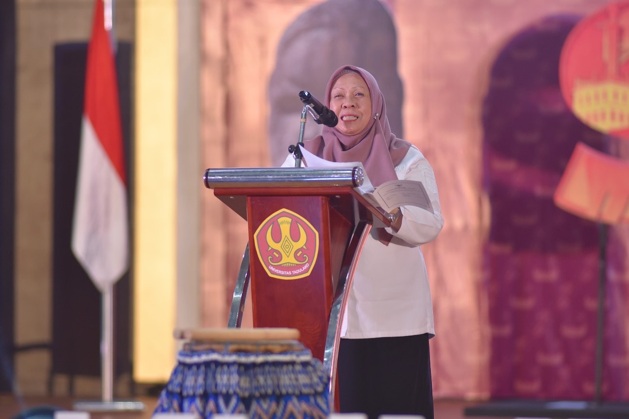 Mungkin gambar 1 orang, mimbar dan teks